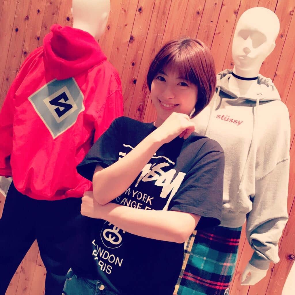 瀧本美織のインスタグラム：「先日STUSSYの展示会へ🤑なのにSTUSSY着て行って試着して #stussy にまみれていたのは私です🐶 #stussywomen」