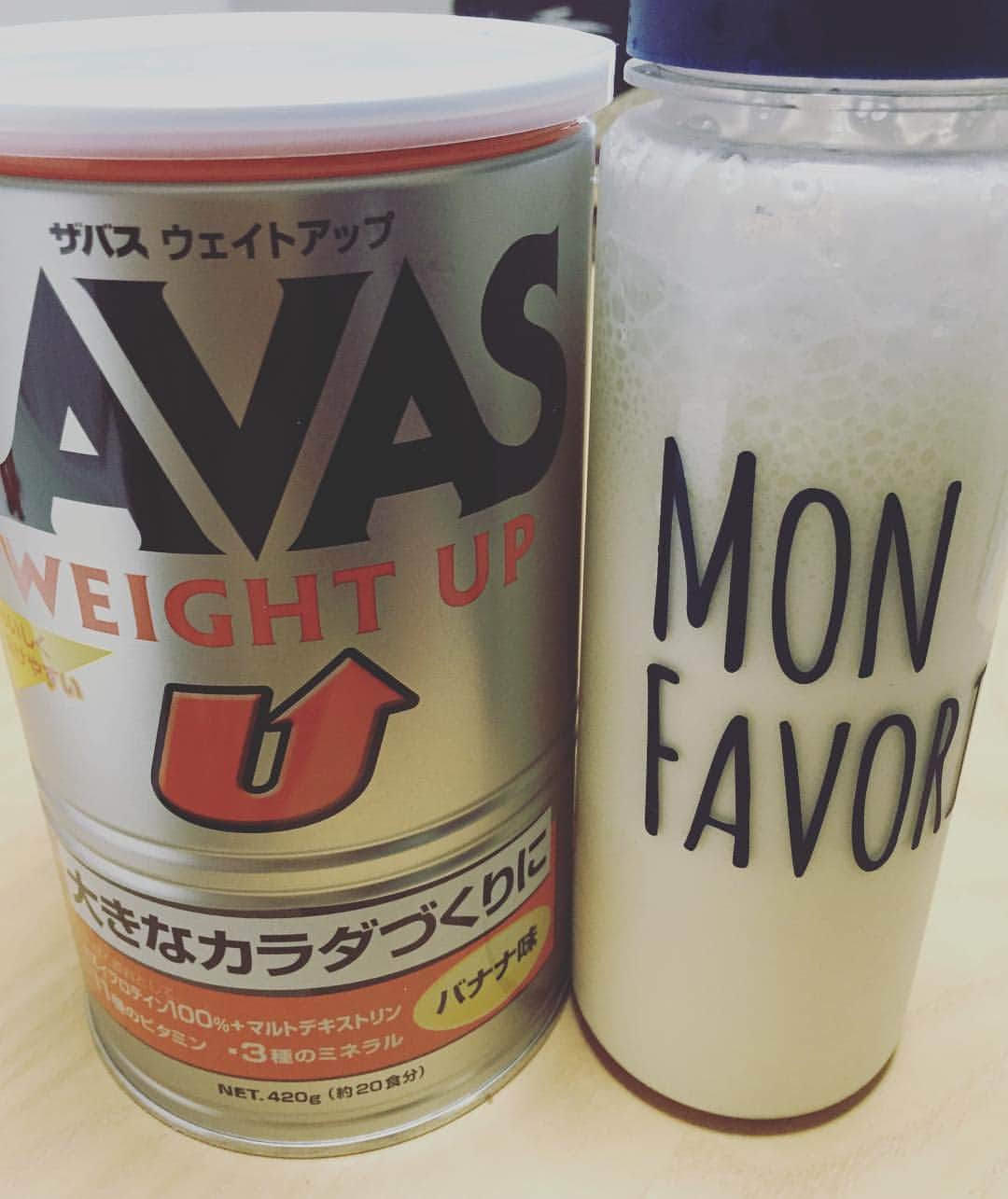 折原みかさんのインスタグラム写真 - (折原みかInstagram)「本日より復活！プロテイン ハードワークのため、日に日に痩せていき、あまりにも、痩せたね？と言われるので体重測ってみたら37Kgまで落ちてしまってた(>_<)体調が悪いのも痩せすぎたせいかも。毎日身体が痛くてだるいもん。  ベスト体重の40Kgに戻すために、今日からプロテインの力を借りよう！と、即買ってきたよ  #逆ダイエット #ウエイトアップ  #大きな身体づくり #太りたい #食べても食べても痩せていく #不思議 #ハードワーク #母乳ダイエット #体重 #プロテイン  #savas #バナナ味 #プロテイン苦手 #飲むと頭痛」6月8日 10時11分 - mikaorihara