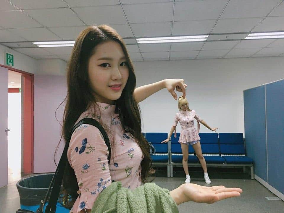 OH MY GIRLさんのインスタグラム写真 - (OH MY GIRLInstagram)「What's up😲 #JiHo #지호 #Mimi #미미 #오마이걸 #OHMYGIRL #OMG #WINDYDAY」6月8日 12時33分 - wm_ohmygirl