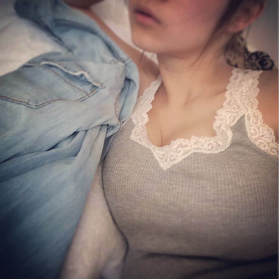 加織のインスタグラム：「このsalonのカップ付きキャミのデザインと着心地が良すぎて、これしか着れない💕✨ #salon #salonbypeachjohn」