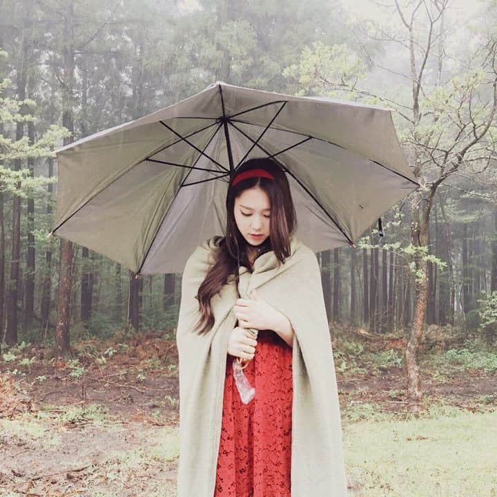 OH MY GIRLさんのインスタグラム写真 - (OH MY GIRLInstagram)「☔ #ohmygirl #ohmytoday  #rainyday #비오는날 #rain #비 #소나기 #지호 #JiHo #오마이걸 #OMG #WINDYDAY #Daily #Diary #오늘 #today #day #감성스타그램 #일상 #일상스타그램」6月8日 15時54分 - wm_ohmygirl