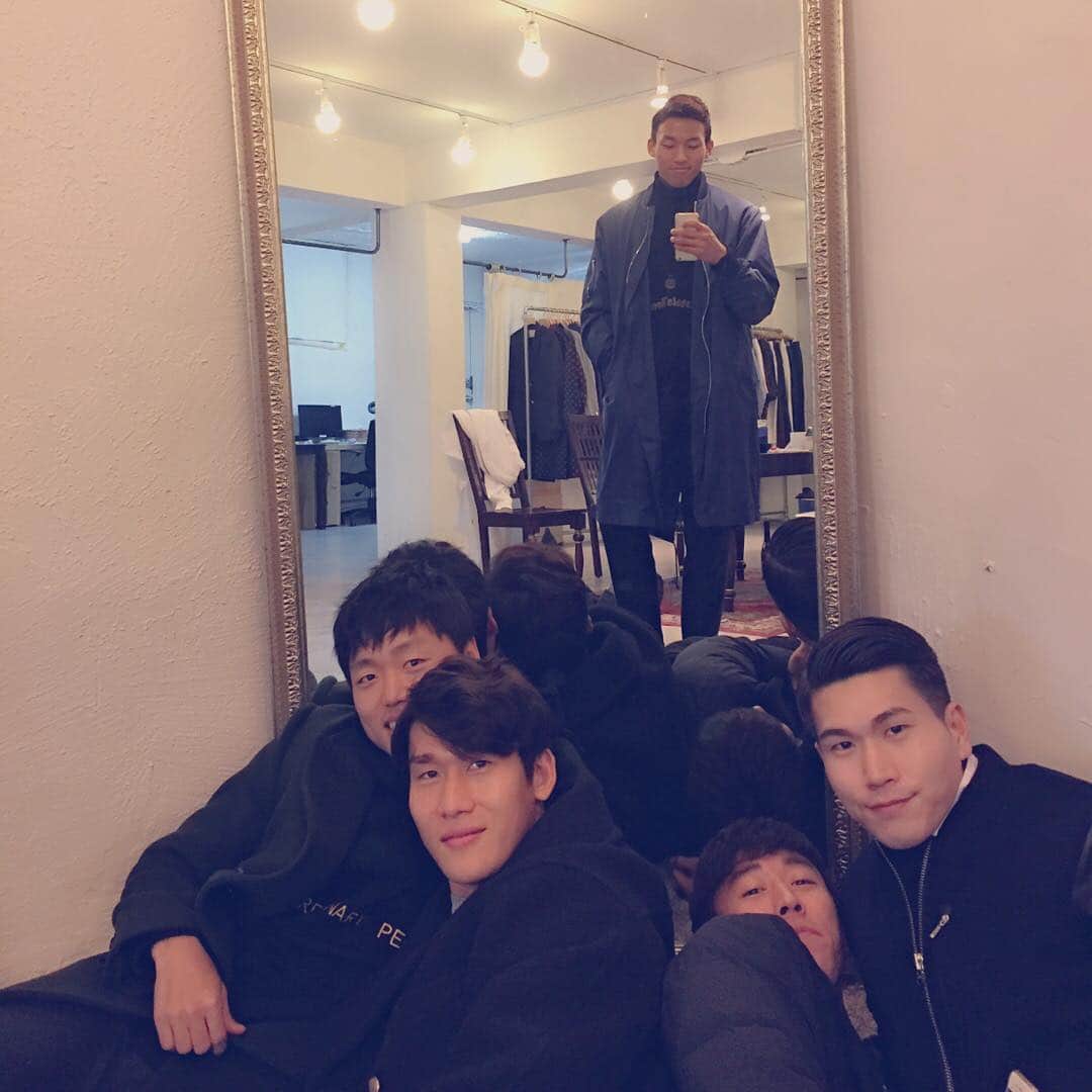 のインスタグラム：「- - - - - - - - - 다같이 언제 모이려나 형들 보고싶다」