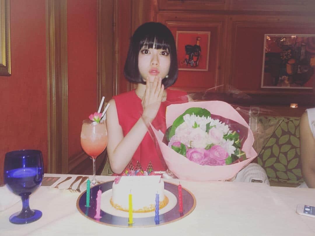 礒部花凜のインスタグラム：「ほいで！関西に帰ってきてからは家族や友達が誕生日をお祝いしてくれました☺️💓 めっっっっっちゃ嬉しい〜！ 6月生まれの友達のバースデーサプライズも皆でしたりと幸せ満開〜 家族も友達も応援してくださる皆も私の宝物！いつもありがとう💪#みんな大好き #私の宝物 #また花束持ってる #noflowernolife」