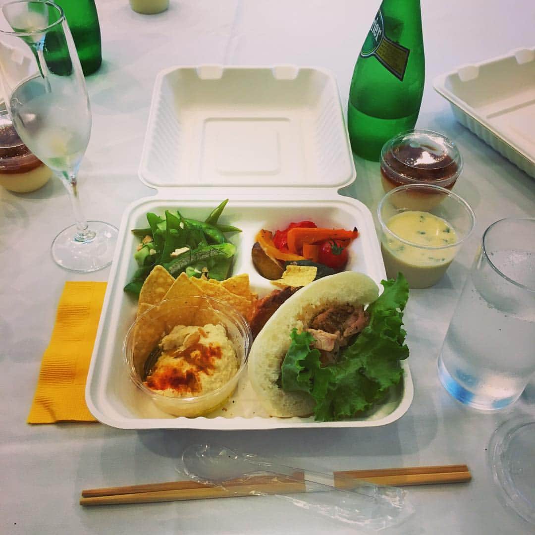 志摩有子さんのインスタグラム写真 - (志摩有子Instagram)「美しい人からの差し入れランチ。お野菜たっぷり、おしゃれで美味しい。 #ロケごはん #井川遥 #inacoya  #美味しいヘルシー」6月23日 14時53分 - ariko418