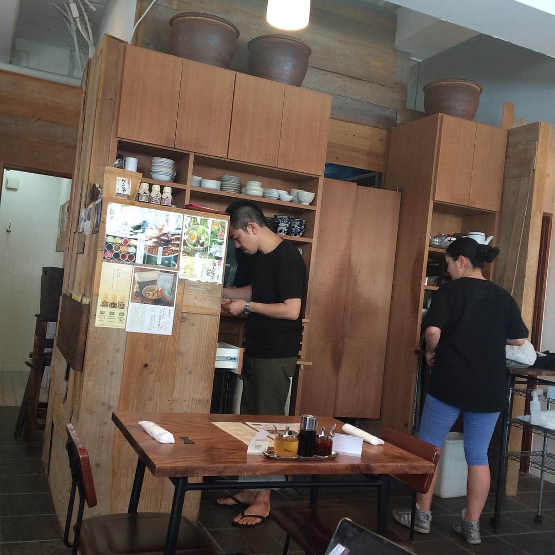 新井敏記さんのインスタグラム写真 - (新井敏記Instagram)「石垣島辺銀食堂11時の開店前の準備に忙しいです。#coyote」6月9日 11時01分 - arai_toshinori