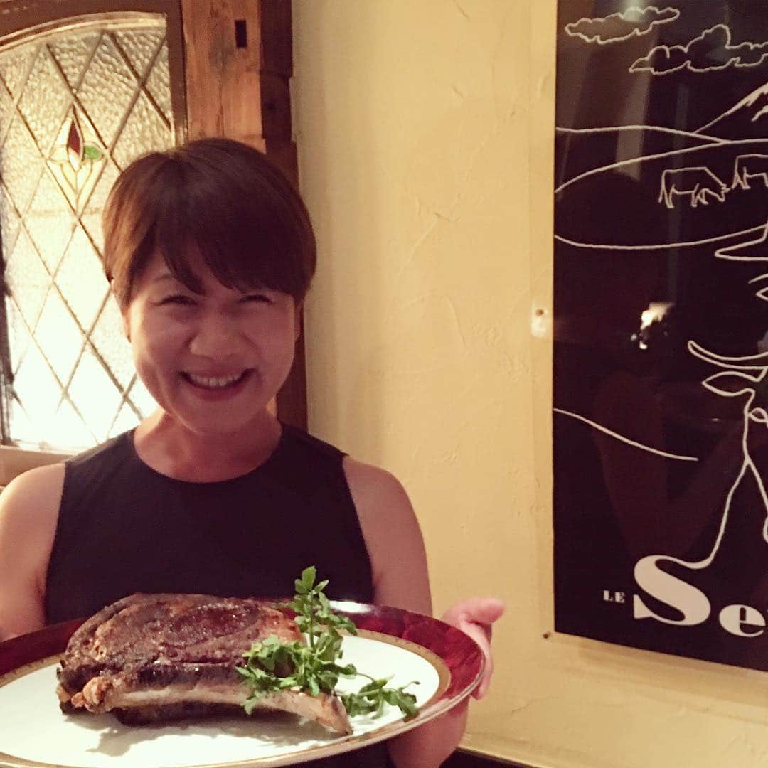 小堀紀代美さんのインスタグラム写真 - (小堀紀代美Instagram)「お肉大好きあっこ先生お誕生日おめでとうでしたー！（昨日） どーんとお肉でお祝い！  肉と言えばのあっこ先生！ @attocook68  先日発刊された「坂田阿希子の肉料理」を記念しイベント「SAKATA Meat parlour 」が開催されます。来週１４日〜１９日  銀座の森岡書店にて。  書籍や、先日一緒に旅したベルリン、パリで見つけてきた肉にまつわるアンティークの料理道具、今回のイベントのために作ったオリジナルティーシャツやトートバックなど、またレシピ本の中からレバーペーストも販売されます。  初日１４日は、私もお手伝いに行く予定です。ぜひぜひお出かけください！  森岡書店 銀座店 東京都中央区銀座 1–28–15 鈴木ビル1階 13時〜20時」6月9日 22時54分 - likelikekitchen