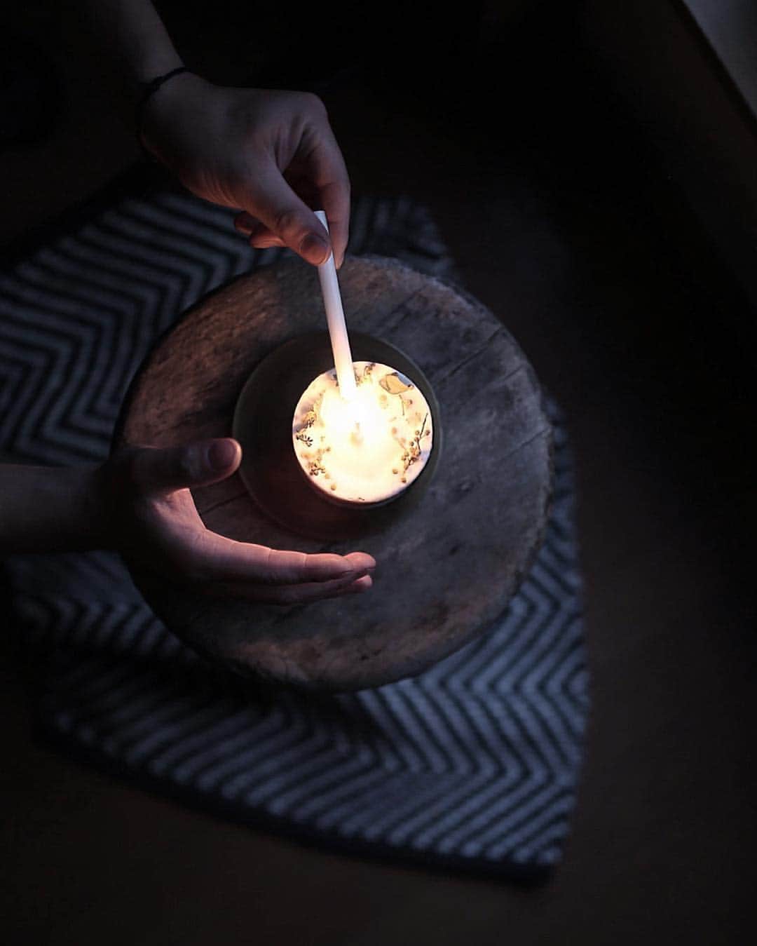 Tomohide Furuyaのインスタグラム：「”botanicalなsoycandle” . . 先日のNICEな2人展で。 SHEEPさんのボタニカルソイキャンドル”ミモザ” . キャンドル部分かは飛び出したミモザの花がなんともえー雰囲気です。 . とい事でキャンドルナイト。 . . #designproductssheep #soycandle #botanical #candle #mimosa #handsinframe #flower #ボタニカル #ソイキャンドル #キャンドル #暮らし #life」
