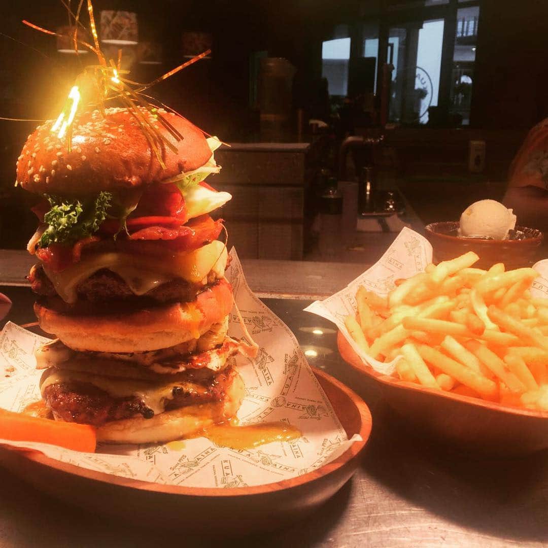 Kua 'Aina UKさんのインスタグラム写真 - (Kua 'Aina UKInstagram)「That's right. You get 15 min to finish our reasonably sized #burger, a meagre portion of #fries and a tiny #milkshake. Do that and it's free 😜  Available at #goodgestreet and coming soon to #Belfast. Reserve in advance to take on the #challenge. #burgerchallenge . . . #burgertime #burgerlover #burgerporn #burgerlovers #burgerbyte #manvsfood #belfastrestaurants #londonrestaurants #belfastrestaurant #carnaby #carnabystreet #goodgestreet #goodge #belfast #belfastfood #victoriasquare #victoriasquarebelfast」6月9日 20時18分 - kuaainauk