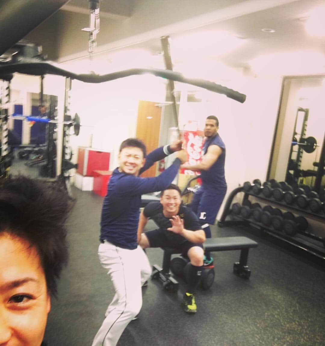 牧田和久さんのインスタグラム写真 - (牧田和久Instagram)「巨人に勝ち越し、3カード勝ち越し♪ 試合終了後にウェイトルームでやんちゃな人 達… （笑）またまた、ねこ(金子)秋山がやってくれましたねぇ〜👍そして、8回ピンチで武隈の痺れる好投✨バイク漕いでる横で増田がストレッチしてます！ #岡田雅利 #森友哉 #esmerlingvasquez #増田達至」6月9日 21時49分 - k.makita_53