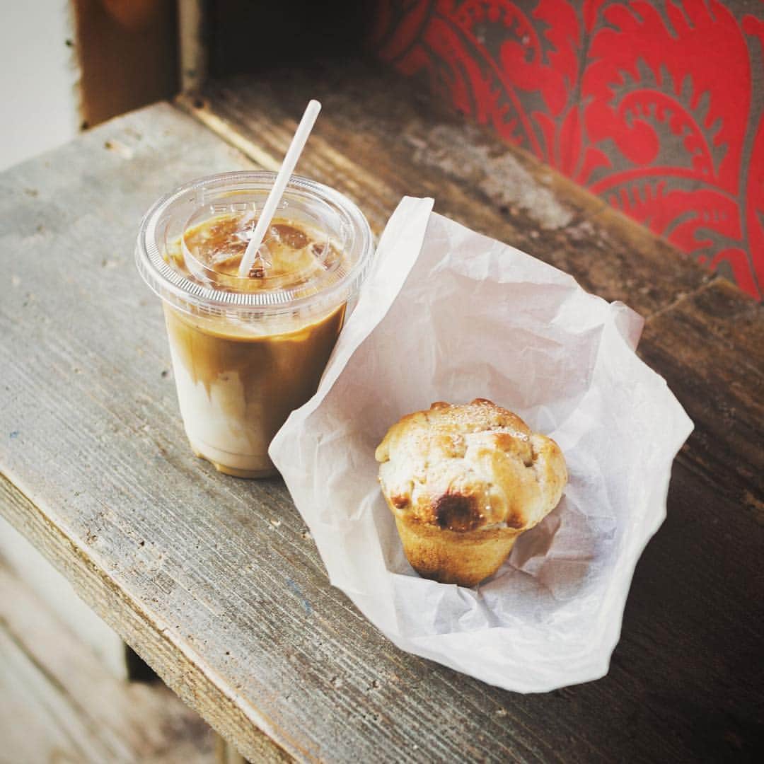 Food & Design Post のインスタグラム：「#littlenapcoffeestand #littlenap #coffeeshop #coffeestand」