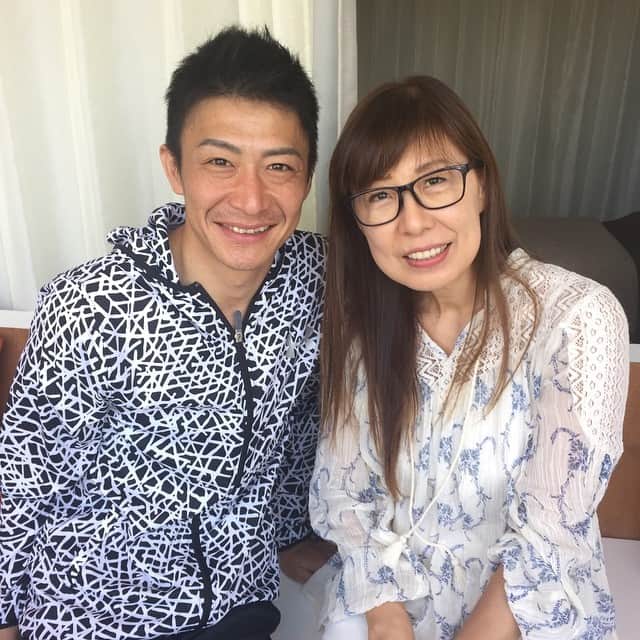 松田大作のインスタグラム：「おいとー☺️ 今日は競馬場に入る前にローリング療法という治療を受けてきました！ 初めてだったのですが凄く身体も楽になりスーっとなるし関節がいい感じで動くようになりました！  そのお店のオーナーとの1枚です（≧∇≦） 真奈美さんありがとうございましたψ(｀∇´)ψ  #アリュメール #北浜 #ローリング療法 #スッキリ #気持ち良い #ケア #初体験 #最初目が回ると思ってた #なんつって  #オイルマッサージとかもある #今度そっちもやってみたい」