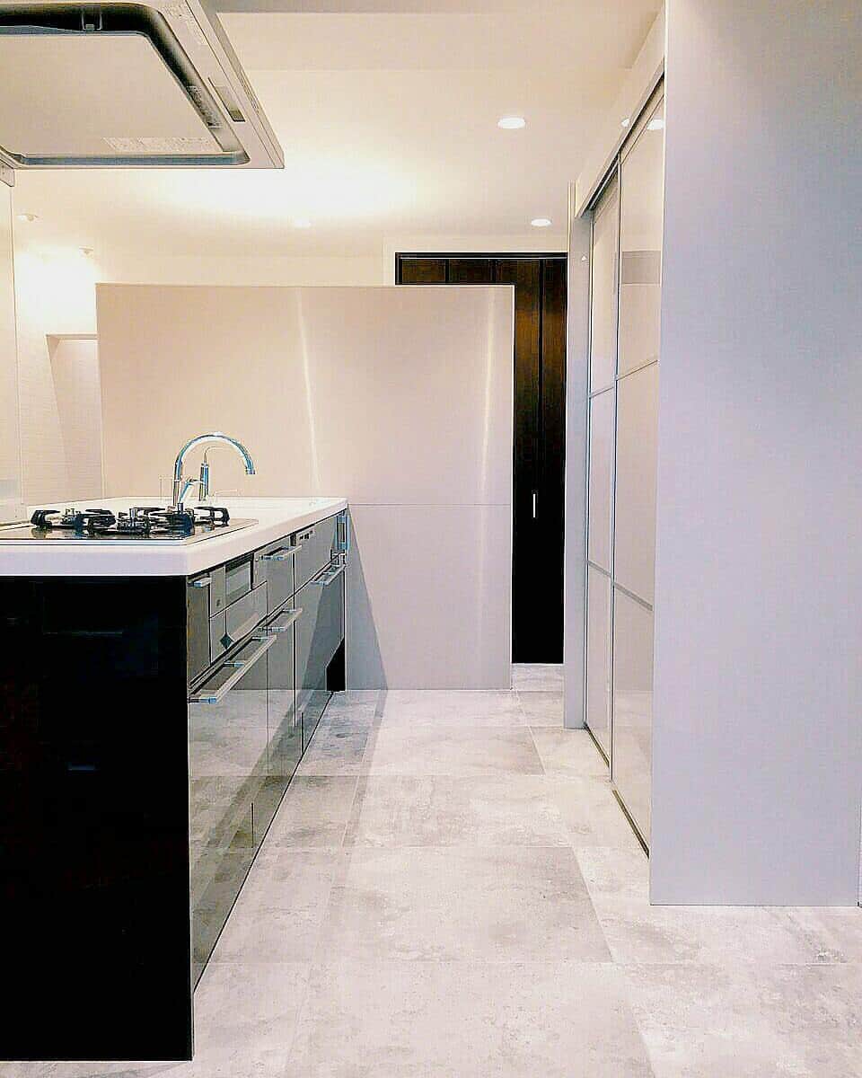 のインスタグラム：「【k residence in mino】 free access --------------------------------------- #TO_ONE_innovation #TOONEinnvation #トゥーワンイノベーション #リノベーション #デザインリフォーム #インテリア #建築 #住宅 #家 #マイホーム #デザイン #アート #照明デザイン #シンプルインテリア #ミニマルデザイン #スタイリッシュ #モダン #箕面市#マンション #リビングダイニング」