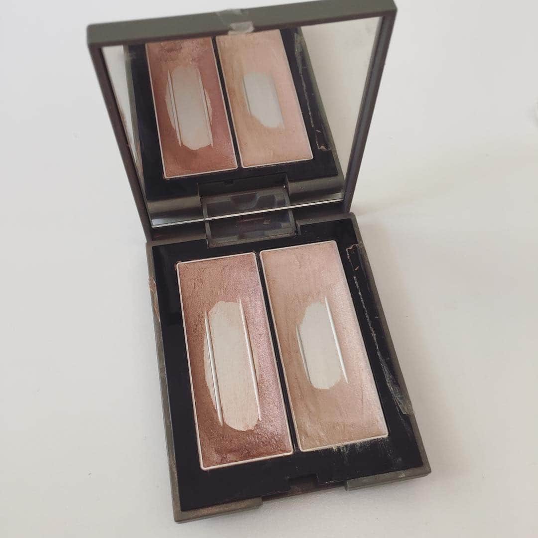 早坂香須子さんのインスタグラム写真 - (早坂香須子Instagram)「ケースが壊れても使い込んでるTHREEのシマリング グローデュオ 01番  ヘアさんにびっくりされました😳  #three  #cosmetics  #makeup」6月10日 13時25分 - kazukovalentine