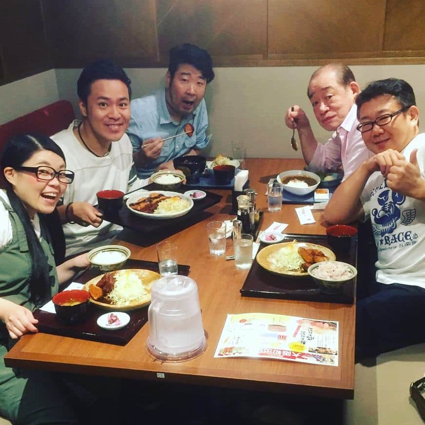 岡田直子のインスタグラム：「一の介師匠にお昼ご飯連れて行って頂きました((o(*>ω<*)o)) 凄い濃いメンバーwww 師匠、ご馳走様でした！！！！ #島田一の介 師匠 #中田はじめ 兄さん #安尾信乃助 兄さん #高井俊彦 兄さん #新喜劇のおハゲちゃん #レジェンド師匠 #尼崎のベルもよろしくお願い致します #一の介師匠は意外と身長高いし背筋も真っ直ぐやし足細くてスタイル良い後ろ姿がカッコイイおハゲちゃん」