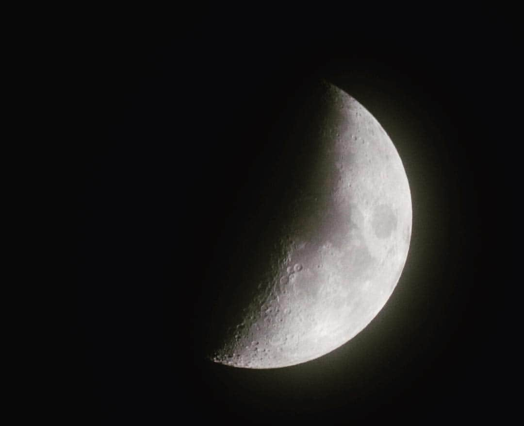 山本崇史のインスタグラム：「2016年6月11日のお月さま🌓梅雨時期の貴重な姿。 #nikonphotography #nikon #月#moon #coolpixp900」