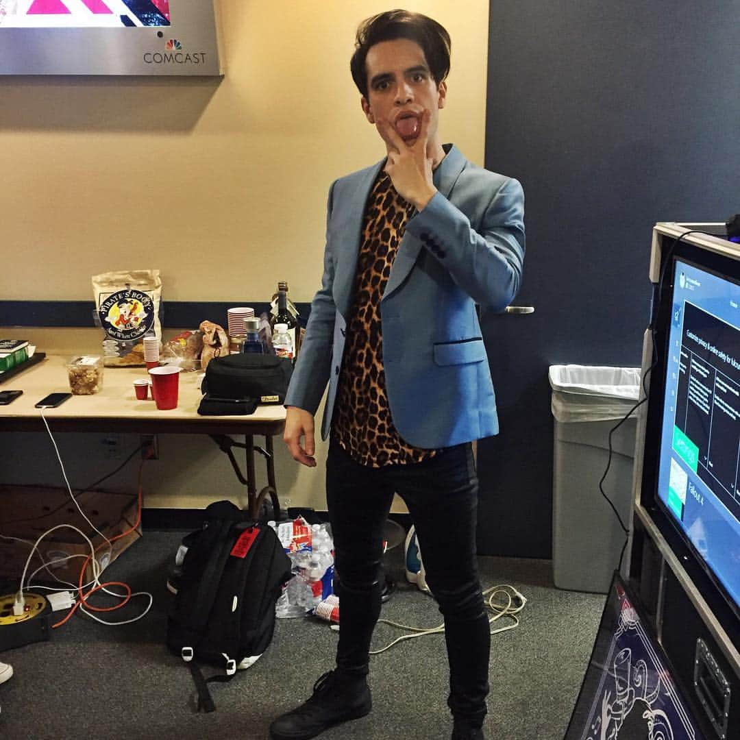 のインスタグラム：「First day of tour. Can't believe I'm touring with @weezer this summer. How did this asshole 👆🏻 get his childhood dreams to come true. I may never know. Thank you to everyone who came out and rocked out with us. And my best outfit ever designed by my beautiful friend @afrancodesigner This is gonna be an unbelievable summer. #weezer #panicatthedisco」
