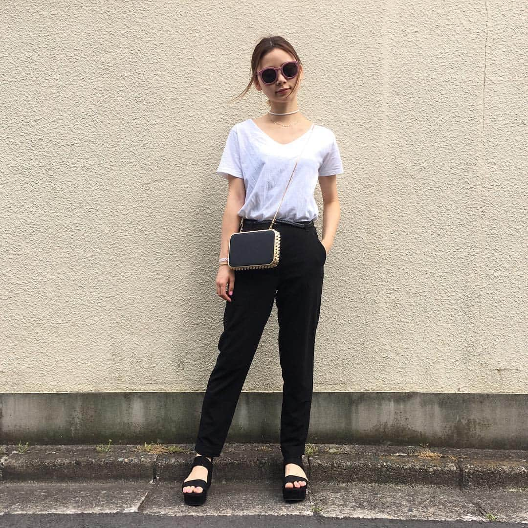 朝日奈央さんのインスタグラム写真 - (朝日奈央Instagram)「😎 #あさひ私服 #コーディネート #coordinate  #ファッション #fashion  #トップス 👉 #EMODA #バッグ 👉 #charlesandkeith #パンツ 👉 #FOREVER21 #靴 👉 #通販 #立ち方 👉 #かっこつけ」6月12日 0時15分 - pop_step_asahi