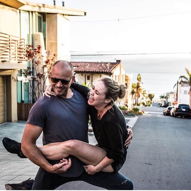 ベッカ・トビンのインスタグラム：「Find someone that makes you laugh」