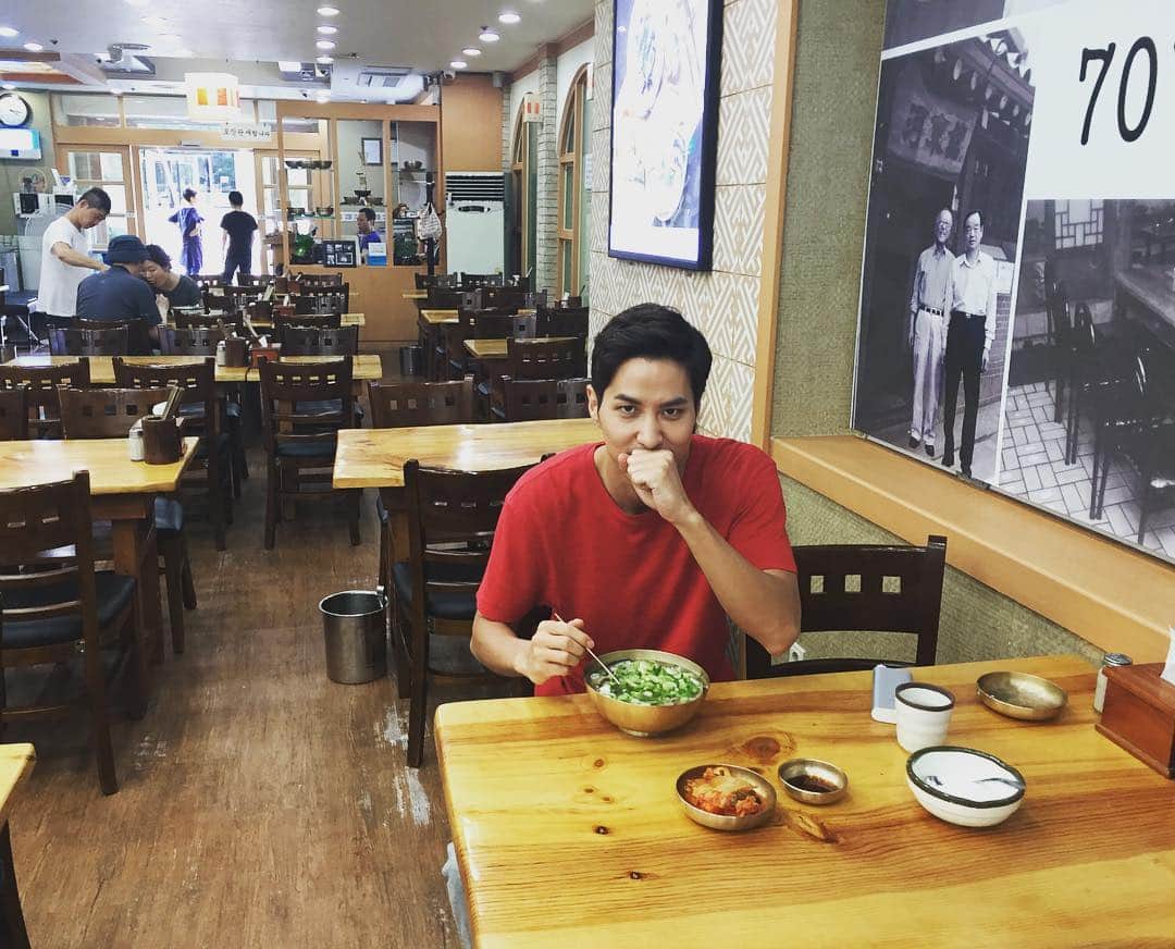 キム・ジソクのインスタグラム：「혼자왔다니까 갑자기 사진을 찍어주시는 사장님. 여백의 미를 잘살려주셨네요. 감사합니다. 식당혼자 가면 사진찍을지도 모르니까 긴장하세요. ㅋㅋ순간 사레;콜록.」