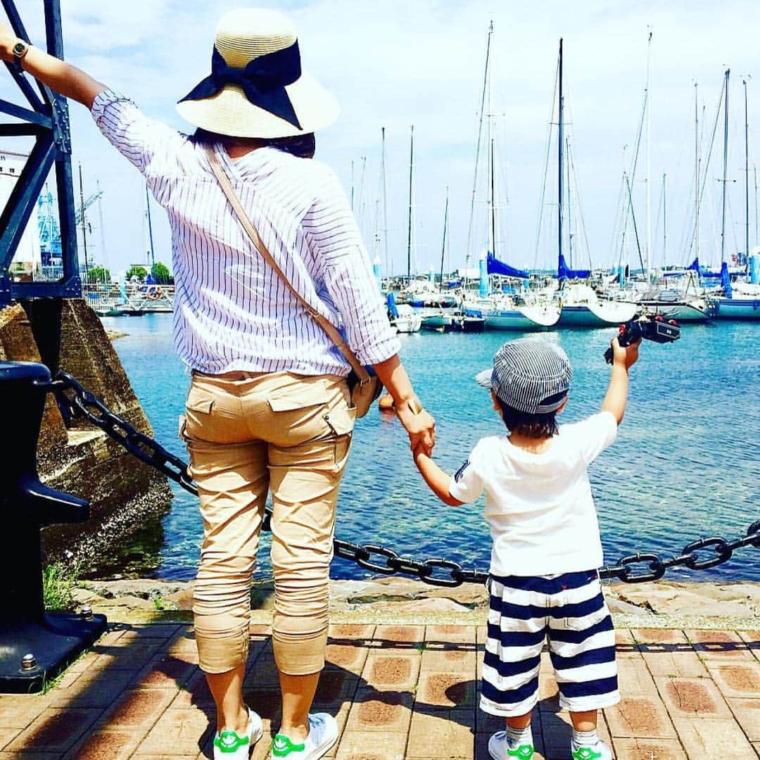 Gainerのインスタグラム：「📷 by @hidemania 「海に向かって、"最高〜！🙌🏻"」 ・ スニーカーリンクがとても素敵です✨ ご投稿、ありがとうございました！ ・ #gainer_mag ・ #ootd_kob #リンクファッション #リンクコーデ #親子コーデ #親子リンク #パパ #パパと娘 #パパと息子」