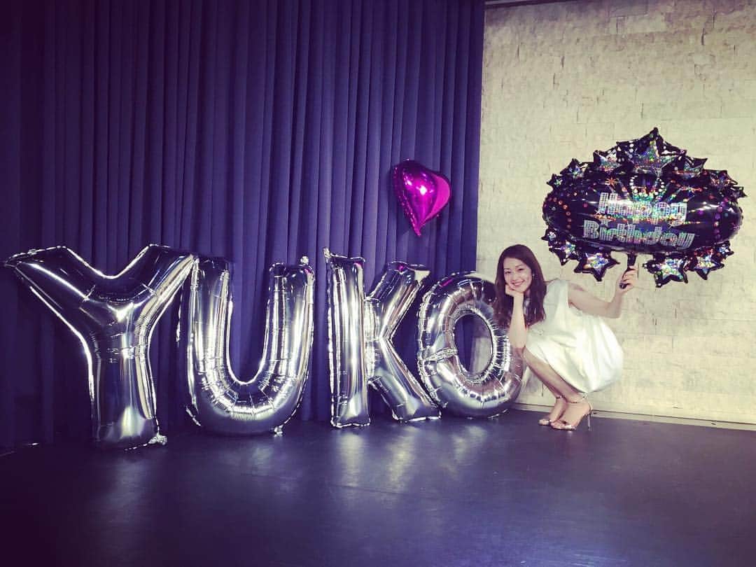 笛木優子のインスタグラム：「感謝😍💕✨ 昨日は楽しい時間をありがとうございました（≧∇≦） 前日は緊張で眠れませんでしたが、当日は天気も良く、イベント日和でした。  司会を務めてくれたベートーヴェンさんとは歳の差があるのに笑 なぜかとても息が合いまして。。。それもあり、ちょっといつもよりはしゃいで喋り過ぎた感はあります😓  スタッフと一緒に意見を出し合いみなさんに楽しんでもらえるように考えました！  みなさんにとって良い思い出となっていたら嬉しいです(*^_^*) これまで準備をしていただいたスタッフのみなさん、司会を務めてくれたベートーヴェンのお二方、ありがとうございました。  そして何よりイベントに参加していただいた皆様、本当にありがとうございました！  これからも更に頑張っていきます！！ 笛木優子」