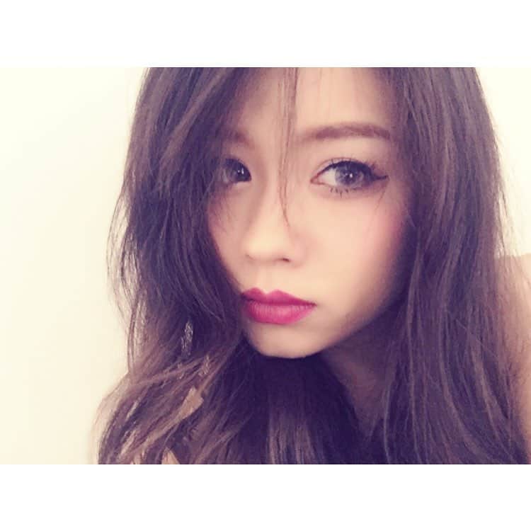 天野真矢のインスタグラム：「. 沢山心から笑った 素敵な土曜日でしたとさ🍙🐔 . #purpleのカラコンにpurpleのリップ 💄 #たまにはこんなメイクもしたくなる #このカラコンは #ヴィーナスアイズ #いつもは #FLANMY #purple #makeup #rip #cool #change #渋谷 #原宿 #表参道 #ってタグ付けると良いらしい🙄」