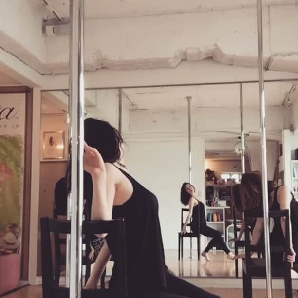 霧島れいかのインスタグラム：「chairdance lesson②  ポールダンスは自分の中でoffモードになれる時間 運動はいいね  首のフリ方を間違えた #chairdance #poledance #beginner #exercise #lesson #earnedit #studio #tokyo @gracea_official」