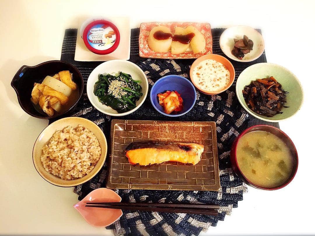 中村江莉香さんのインスタグラム写真 - (中村江莉香Instagram)「#erica_cook 🍴😊 今日は#休肝日#優しいご飯 ♡♡ #もち麦ごはん#焼き鮭#なめこのお味噌汁#大根とお揚げのたいたん#ほうれん草のおひたし#キムチ#酢納豆#ひじきの煮物#しば漬け#大根の田楽#ハーゲンダッツ#新作#ソルティーバニラアンドキャラメル ❤️❤️#デザート必須 #献立#クッキング#家飯#キッチン#cooking#夕飯」6月13日 19時20分 - erica_nakamura