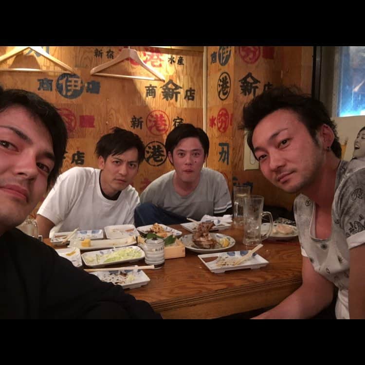 好井まさおさんのインスタグラム写真 好井まさおinstagram 昨日ルミネ出番でした こっそり火花の主役二人が見に来てくれてまして ライブおわり四人で飲みにいきましてん Netflix加入して 火花 みてくんさい 火花 Netflix 波岡一喜 さん 林遣都 くん とろ