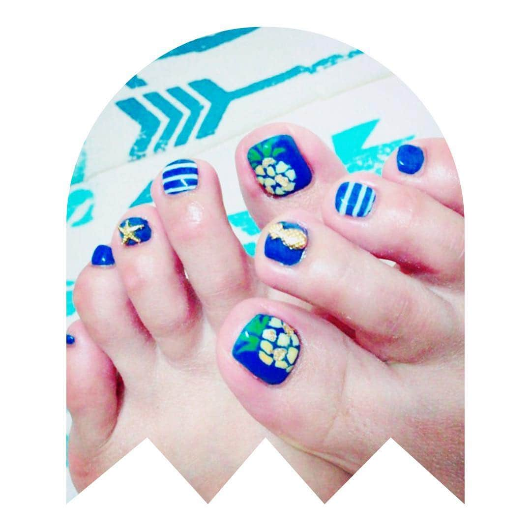 藤木由貴さんのインスタグラム写真 - (藤木由貴Instagram)「new foot nail...⛱✨🐚 #nail #summer #pine #ヒトデ #ボーダー #resort #blue #海 #池神ネイル」6月13日 21時28分 - yuki.grm