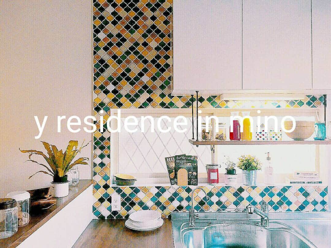 TO ONEのインスタグラム：「【y residence in mino】 casual line --------------------------------------- #TO_ONE_innovation #TOONEinnvation #トゥーワンイノベーション #リノベーション #デザインリフォーム #インテリア #建築 #住宅 #デザイン #アート #家 #マイホーム #シンプルインテリア #ミニマルデザイン #カジュアルライン #箕面市 #戸建 #キッチン #コラベルタイル」