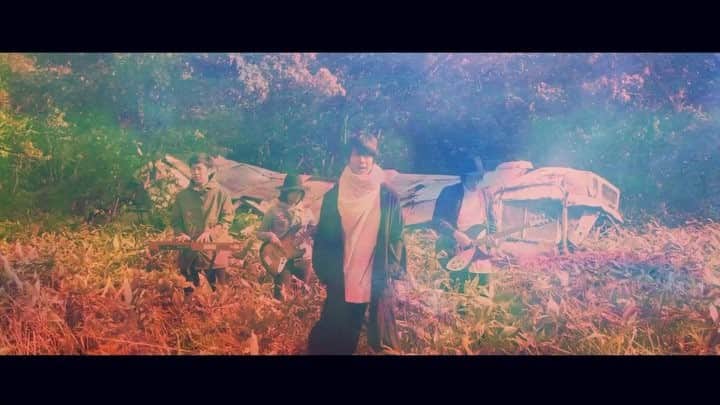 FOLKSのインスタグラム：「『FOLKS RECORD』初の新曲「クロマキードーナッツ」のMVが誕生！ “らしさ”を探し求め、導き出した一つ答えです。ぜひご覧下さい。  FULL Ver.はYoutubeまで！ プロフィールページのリンクからご視聴できます。」