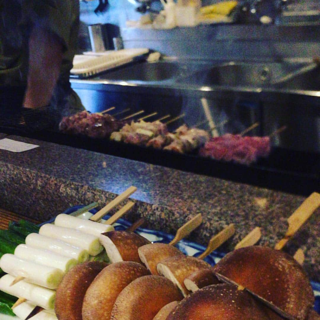 のインスタグラム：「今日の休みは焼き鳥😋 ちょっと時間早めに17時ぐらいからゆっくりと。 よくここの焼き鳥は先輩と行っていたけれど、久しぶりにその先輩と行けました！ 色々な話をして楽しかったー😊 ありがとうございました！ 皆さん今週も頑張りましょう！  #焼き鳥 #美味 #先輩 #男2人飯」