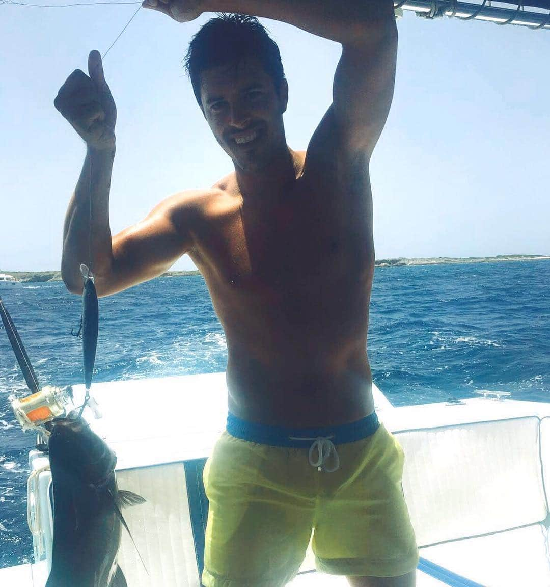 ジェームズ・トムキンスのインスタグラム：「Bit of sea fishing 🐟 #StBarths #Hols #thomasroyall @thomasroyall」