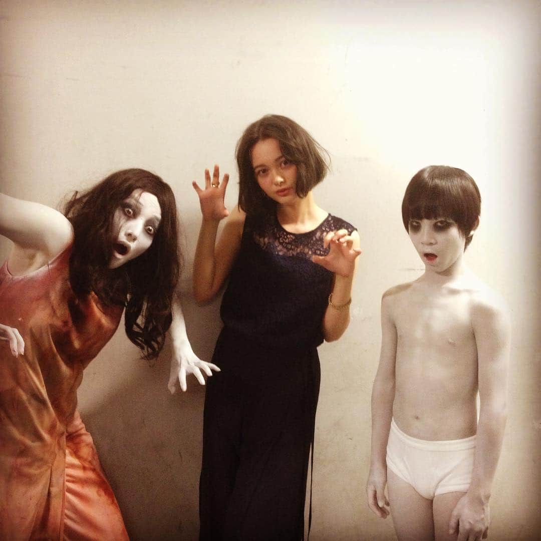 伽椰子と俊雄のほのぼの親子日記のインスタグラム：「あ゛あ゛あ゛あ゛あ゛（玉城ティナちゃんとMX4D♥） #MX4D人生（？）初体験　#超怖かった😱　#「貞子vs伽椰子」いよいよ今週末公開！　#あ゛あ゛あ゛あ゛あ゛ #ニャー　#さだかや #sadakovskayako」