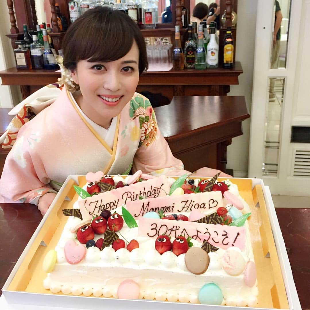 比嘉愛未さんのインスタグラム写真 - (比嘉愛未Instagram)「㊗️30th anniversary🎉 愛ある撮影チームに祝ってもらいました🙌🏻 これからも素敵な出会いや経験を通して、自分磨きがんばります💪🏻✨ まだまだ未熟な私ですが、みなさんこれからも応援よろしくお願いしますね🍀 #笑顔で迎えた誕生日 #幸せもんです #30代楽しむぞー✌🏻️」6月14日 17時09分 - higa_manami