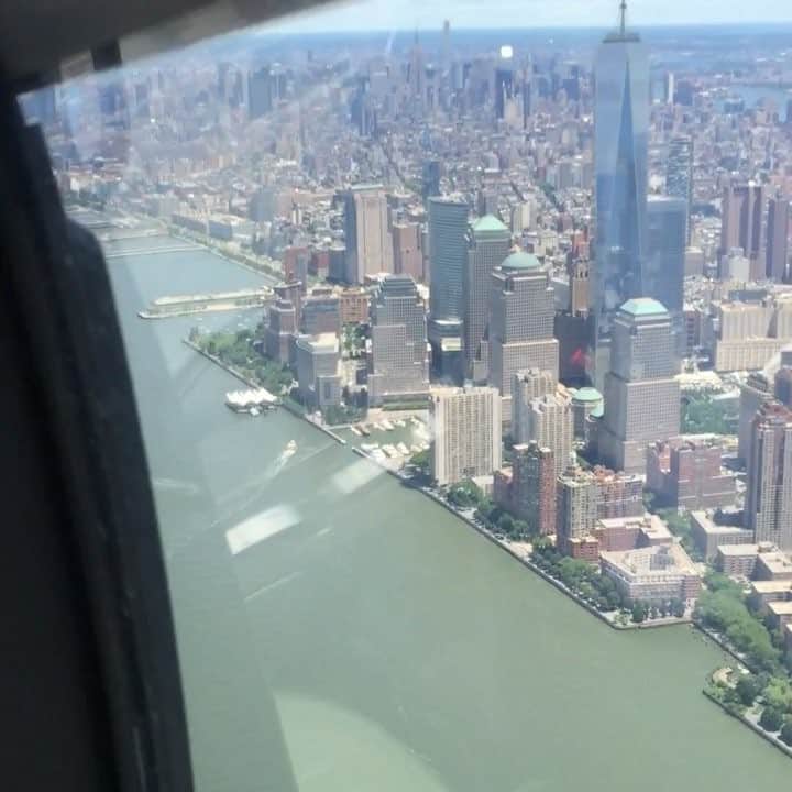 リボル・コザークのインスタグラム：「Flying over NYC 🚁🏙🆒 #preletnadkukaccimhnizdem #ibelieveicanfly」