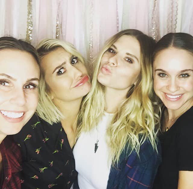 ベッカ・トビンのインスタグラム：「Chelsea Kane joins the lady gang!」