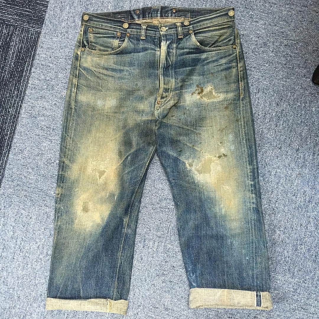 大川知英のインスタグラム：「1920's LEVI'S 501XX ❗️ リペアゴッド三浦さんの私物🇺🇸 いつかは僕の私物👱 ❗️ #ビンテージ #USA #1920年代 #501XX #アメカジボーイズ #アメカジロケ撮影」