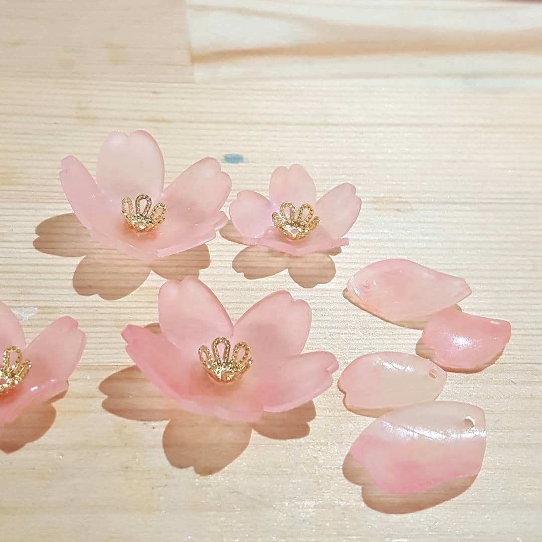 ユリルリよしかわりほこさんのインスタグラム写真 - (ユリルリよしかわりほこInstagram)「久しぶりに #立体プラバン  季節外れの桜！ 桜を作るには訳がありまして… そのうちまた完成品もアップします。  #プラバン #ユリルリ #ハンドメイド #shrinkplastic」6月15日 10時21分 - yuriruri_yoshikawa