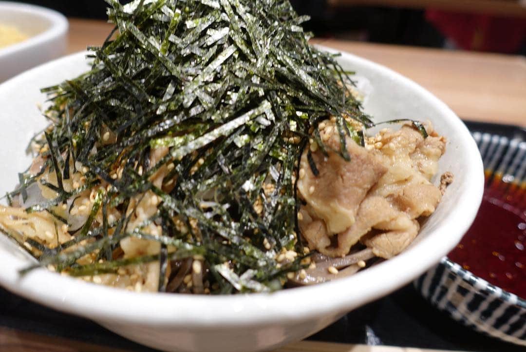 松宮義仁のインスタグラム：「俺のそばの肉そばです♪(´ε｀ )  #俺のそば #肉そば #蕎麦 #テンコ盛りの山を崩すと #そばが出てきますw  #food #foodporn #yum #instafood #yummy #amazing #instagood #tasty #foodie  #delicious #eating #foodpic #foodpics #eat #hungry #foodgasm #foods  インスタ活用法はこちら→ @socialzine777」