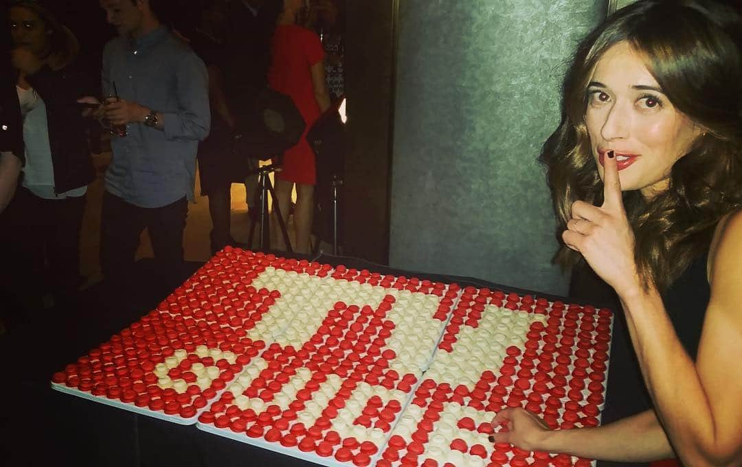 マリーナ・スコーシアーティさんのインスタグラム写真 - (マリーナ・スコーシアーティInstagram)「I was LITERALLY the first person to eat the decorative mini-cupcake display. #fail #sugarrulesmylife #minidontcare #destroyed #crushingcupcakes #sweetsuccess #TVGuide  #SethMeyers @bakedbymelissa」6月15日 11時34分 - marinasqu