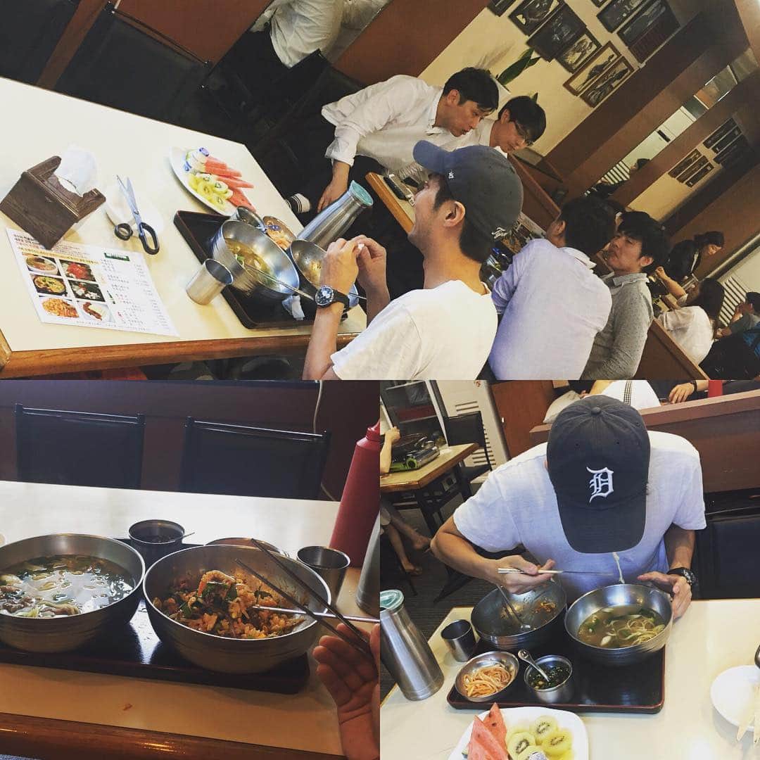 キム・ジソクのインスタグラム：「어느새 이제 혼밥의 아이콘. 🤘  오랜만에 왔다고 과일디져트도 주심. 알만한 사람은 다 아는 이곳은 15년 단골. 😍🍲👍❤️」