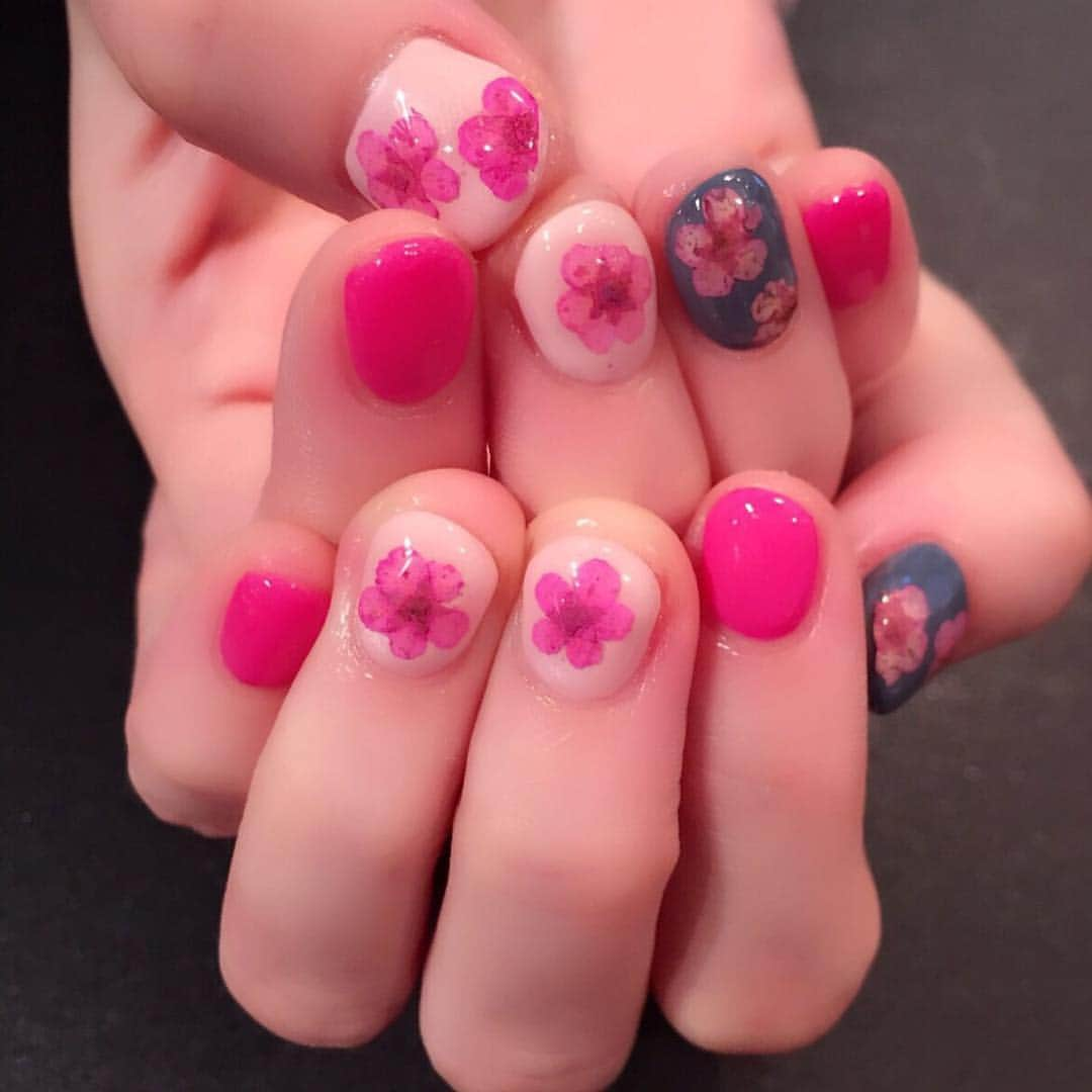 岡部磨知さんのインスタグラム写真 - (岡部磨知Instagram)「のせてなかった新しいネイル💅#ミネイル#表参道#美女#ネイリスト#はるか#大好き#押し花#調合」6月15日 21時02分 - machi_okabe