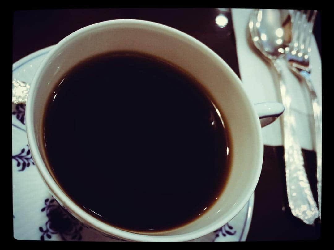 星野ナミのインスタグラム：「深煎りのブレンド珈琲、うまし☕︎ まだ眠れないのはカフェインのせいではなく、明日のイベントが楽しみだから❤︎ 笑」