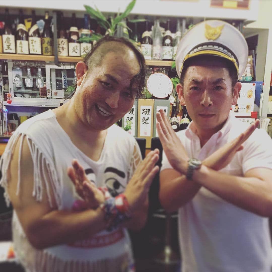 坂東亀三郎さんのインスタグラム写真 - (坂東亀三郎Instagram)「食事をしていたら九州プロレスの「ばってん×ぶらぶら」さんが乱入して来たぁ（笑） 「ばってん。」が流行ると良いですねー。  メチャクチャスベってるけど、面白いwww #九州プロレス #ばってんぶらぶら #ばってん。」6月15日 22時11分 - otowayabando
