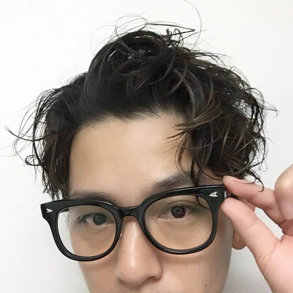 内田聡一郎さんのインスタグラム写真 - (内田聡一郎Instagram)「新しい眼鏡買った。 EFFECTORとネイバーフッドのコラボモデル。 大振りでガッチリした黒フレームが定番で使えるからこの夏はスタメンにする。 最近はパーマと眼鏡キャラが定着してきたな。 #vetica  #hair #髪型 #髪 #ヘアスタイル #ヘア #メンズヘア #パーマ #カット #cut #perm #me #俺  #眼鏡 #眼鏡男子  #EFFECTOR #neighborhood #コラボ」6月15日 22時15分 - soucuts