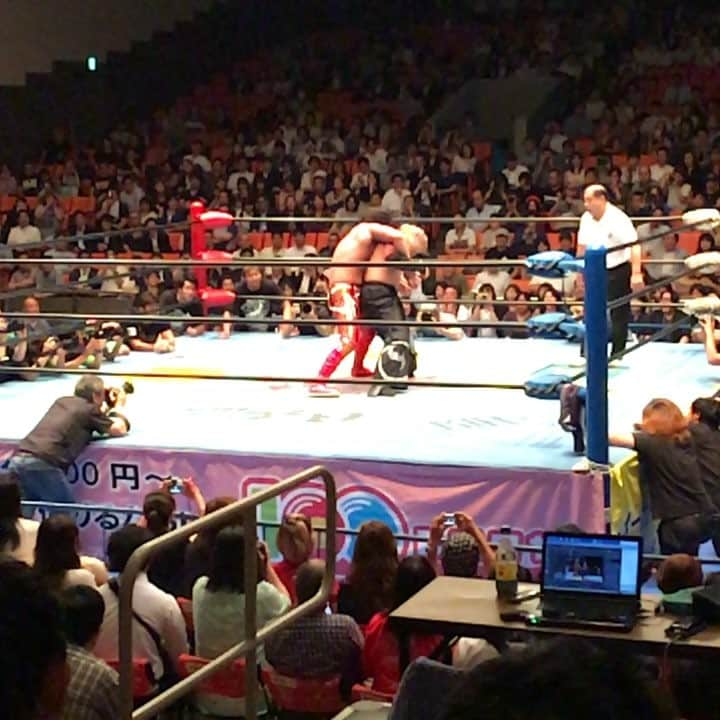 森泉謙治のインスタグラム：「スタッフみんなでプロレス観戦^o^ いろんなエンタメを観てこれからも広い視野で皆様のニーズに応えて行きます^ ^ 西村修さん最高でした‼︎ご招待いただきありがとうございました（≧∇≦） #全日本プロレス#エンターテインメント #西村修#theglobes#omotesando #美しいことのはじまり」