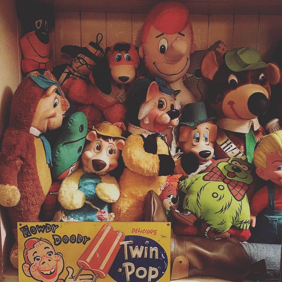 大川知英のインスタグラム：「ビンテージTOY買取り強化中 👯  #ビンテージ #TOY #レドラプラスティック #ディズニー #ハンナバーベラ #トムとジェリー」