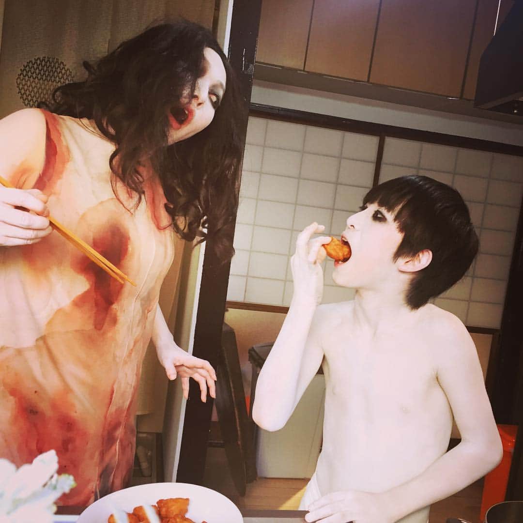 伽椰子と俊雄のほのぼの親子日記のインスタグラム：「あ゛あ゛あ゛あ゛あ゛（こらこら気が早い）  #とりから　#つまみ食い　#小学生男子　#「貞子vs伽椰子」いよいよ今週土曜日公開　#待ちきれない　#あ゛あ゛あ゛あ゛あ゛ #ニャー　#さだかや #sadakovskayako」